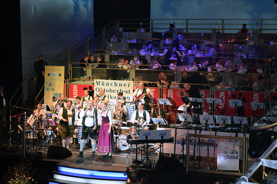 Previous Next Gigi Pfundmaier auf dem Oide Wiesn Bürgerball