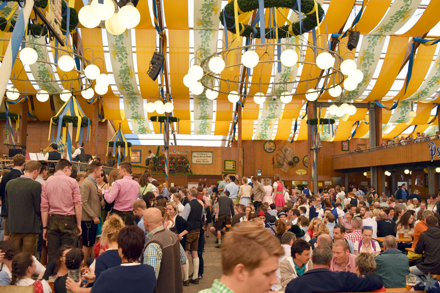 Wiesn 2015 Bräurosl Zelt Innenansicht